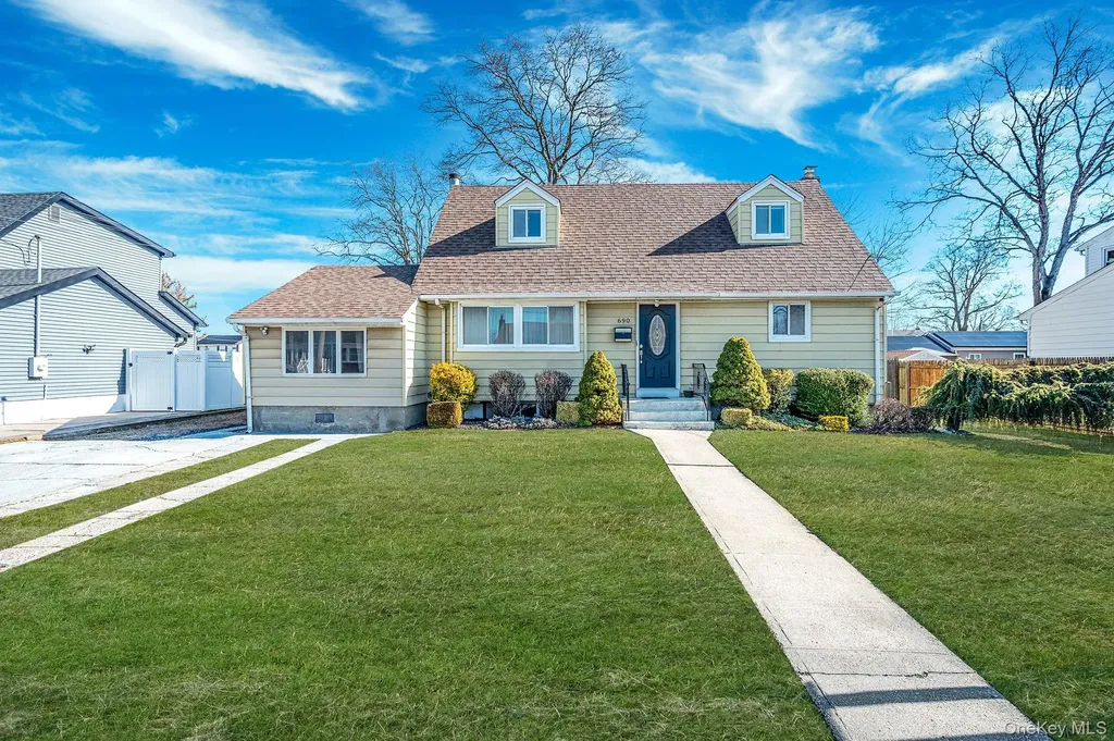 690 N Delaware Avenue Lindenhurst NY 11757