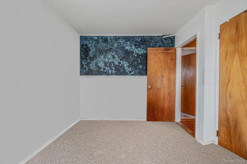 690 N Delaware Avenue Lindenhurst NY 11757