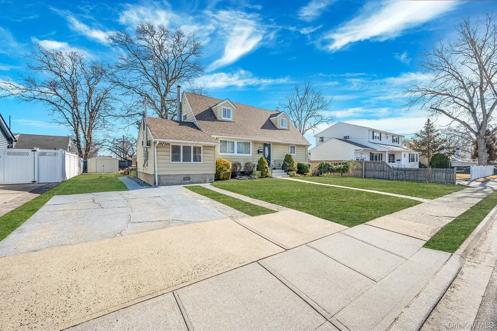 690 N Delaware Avenue Lindenhurst NY 11757