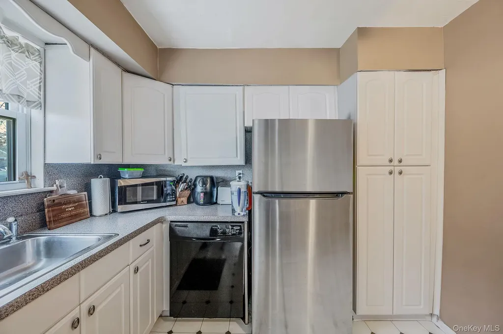 690 N Delaware Avenue Lindenhurst NY 11757