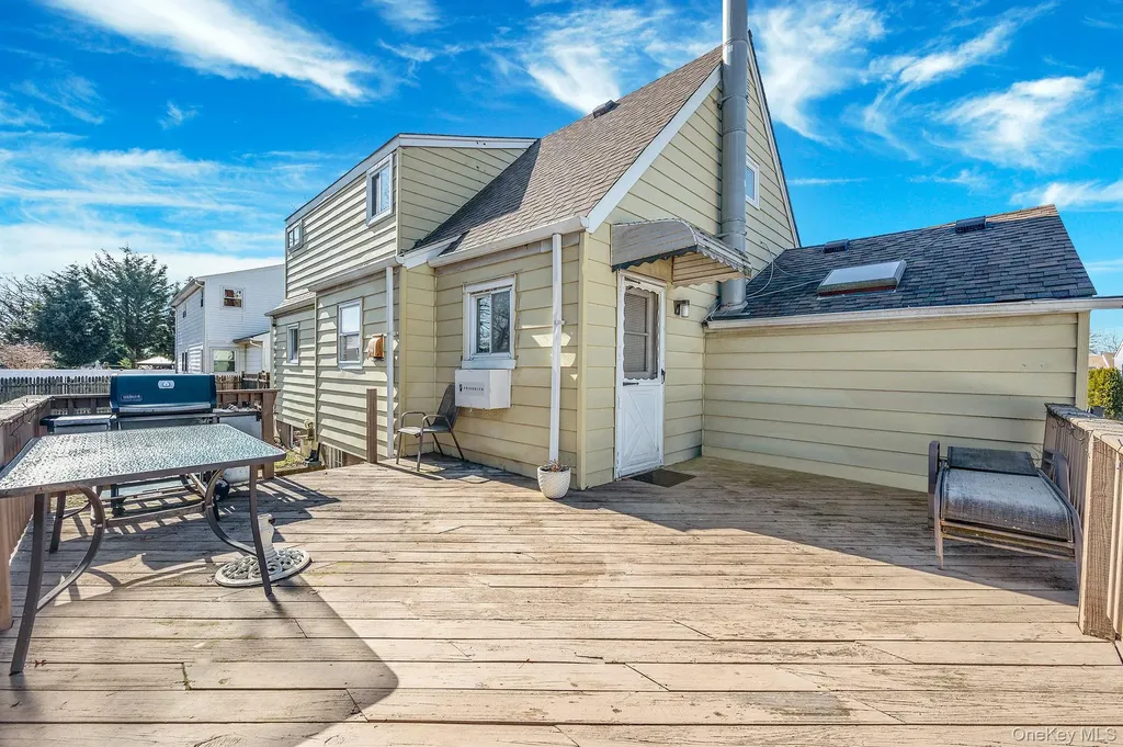 690 N Delaware Avenue Lindenhurst NY 11757