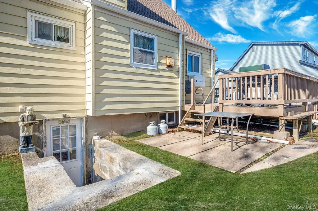 690 N Delaware Avenue Lindenhurst NY 11757
