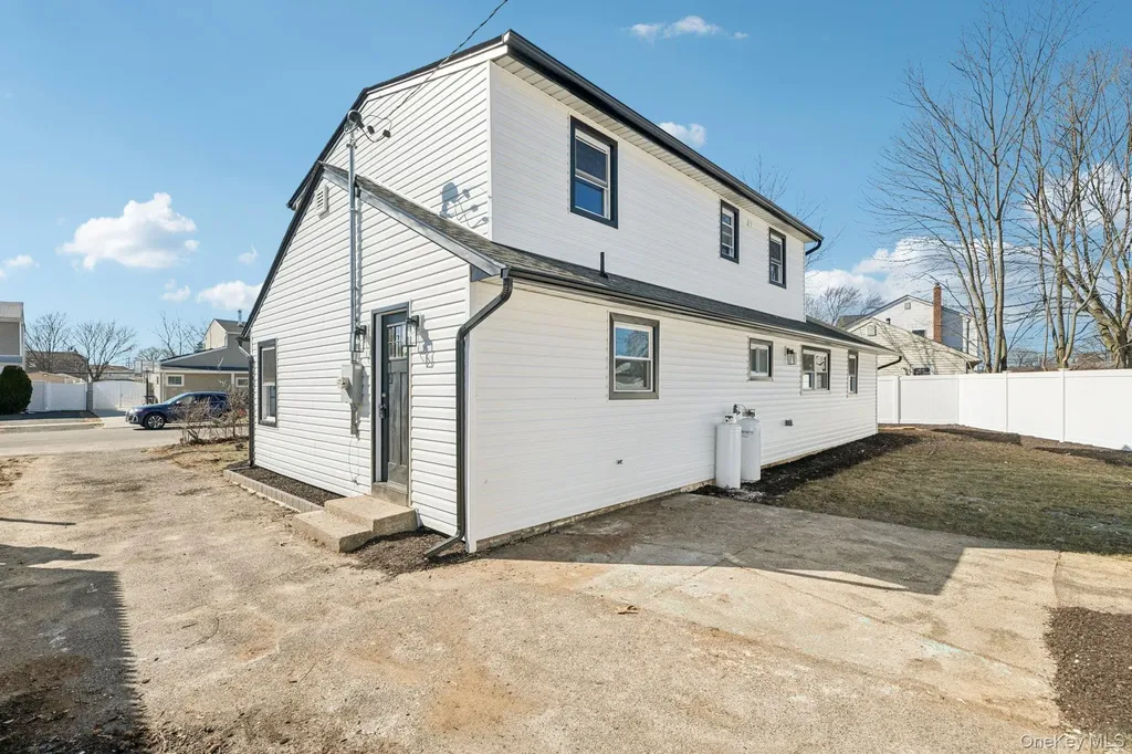 38 Somerset Road E Amityville NY 11701