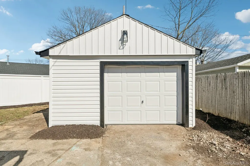 38 Somerset Road E Amityville NY 11701