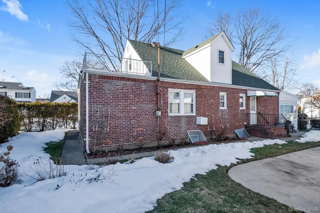 60 Aberdeen Road New Hyde Park NY 11040