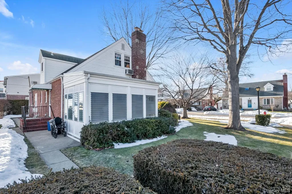 60 Aberdeen Road New Hyde Park NY 11040