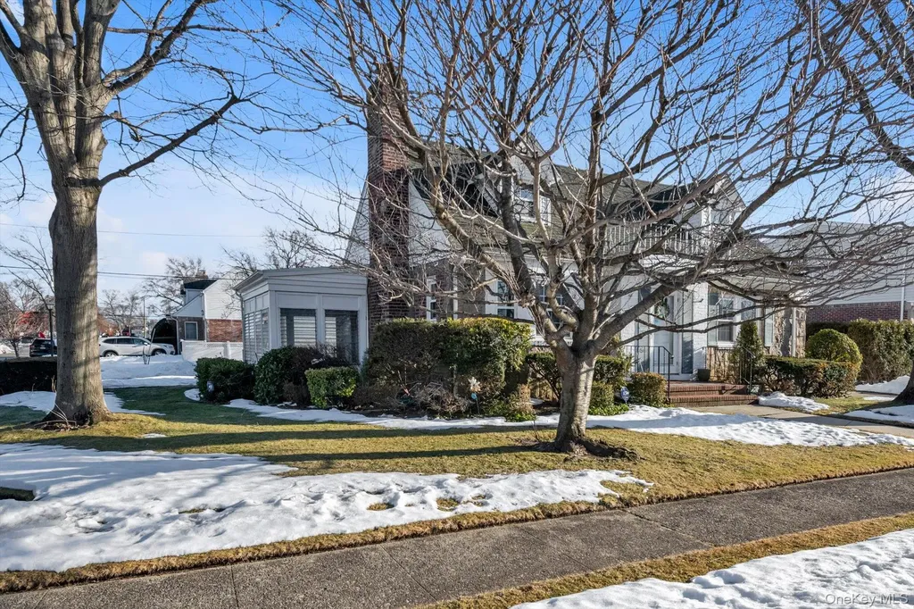 60 Aberdeen Road New Hyde Park NY 11040
