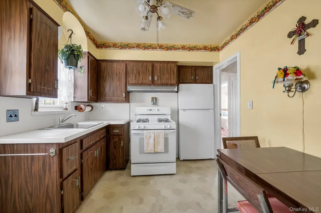 60 Aberdeen Road New Hyde Park NY 11040