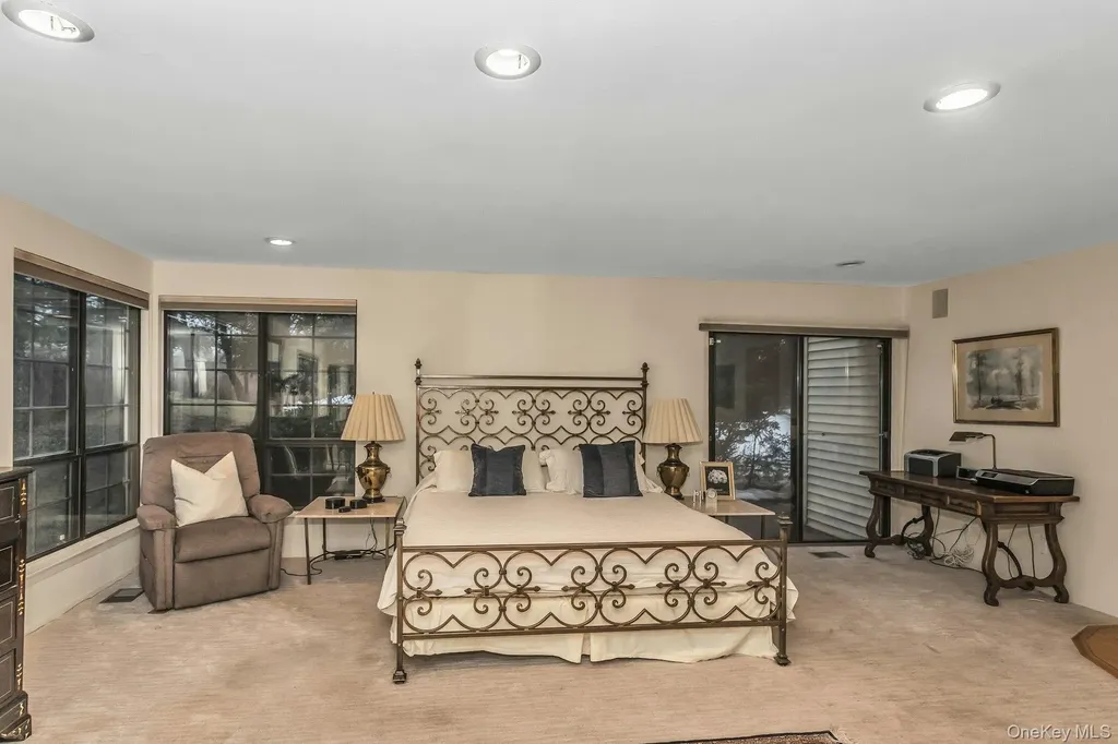 232 Linnet Court Manhasset NY 11030