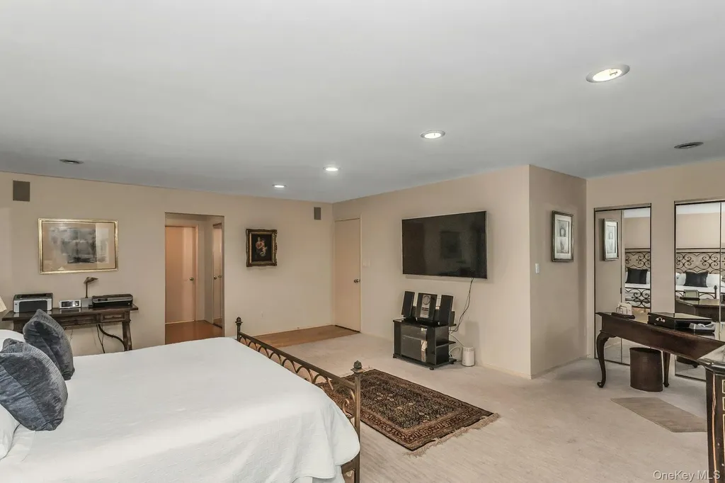232 Linnet Court Manhasset NY 11030