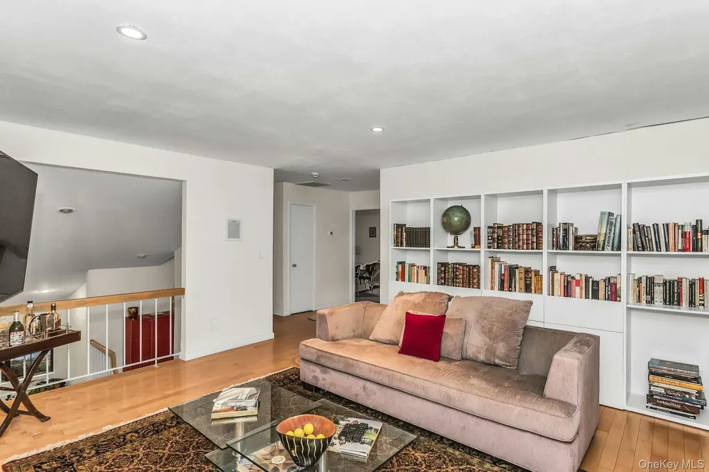 232 Linnet Court Manhasset NY 11030