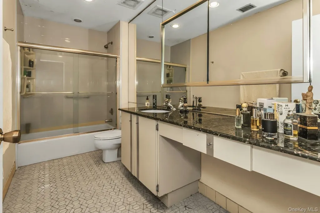 232 Linnet Court Manhasset NY 11030