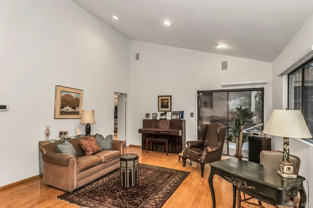 232 Linnet Court Manhasset NY 11030