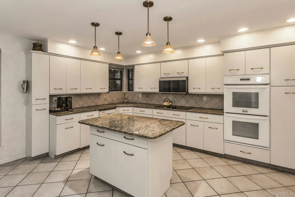232 Linnet Court Manhasset NY 11030