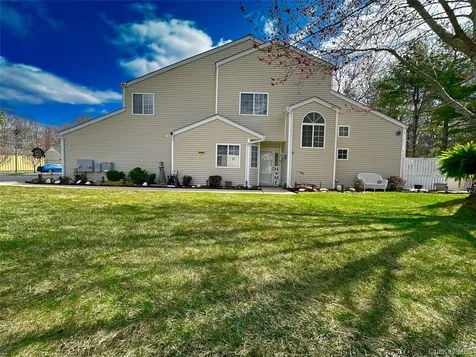 142 Farm House Court Manorville NY 11949