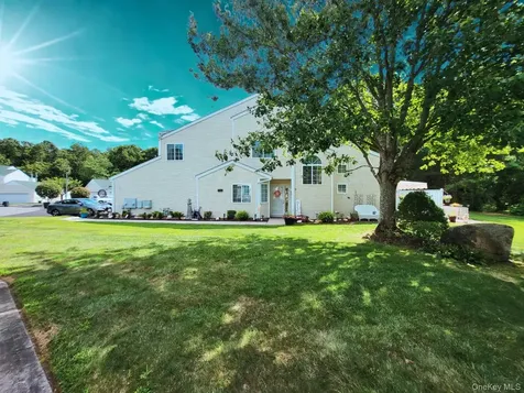 142 Farm House Court Manorville NY 11949