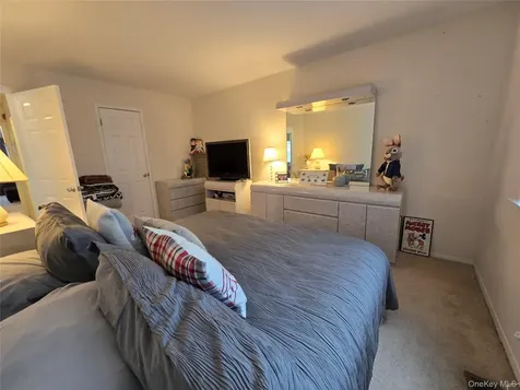 142 Farm House Court Manorville NY 11949