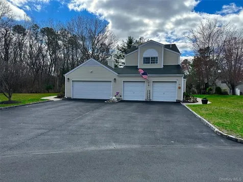 142 Farm House Court Manorville NY 11949