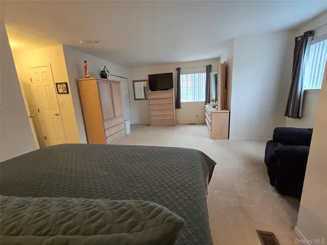 142 Farm House Court Manorville NY 11949