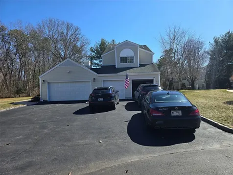 142 Farm House Court Manorville NY 11949
