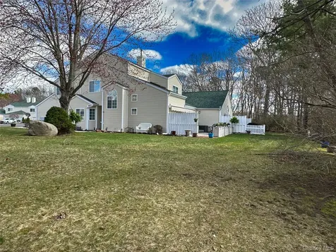 142 Farm House Court Manorville NY 11949