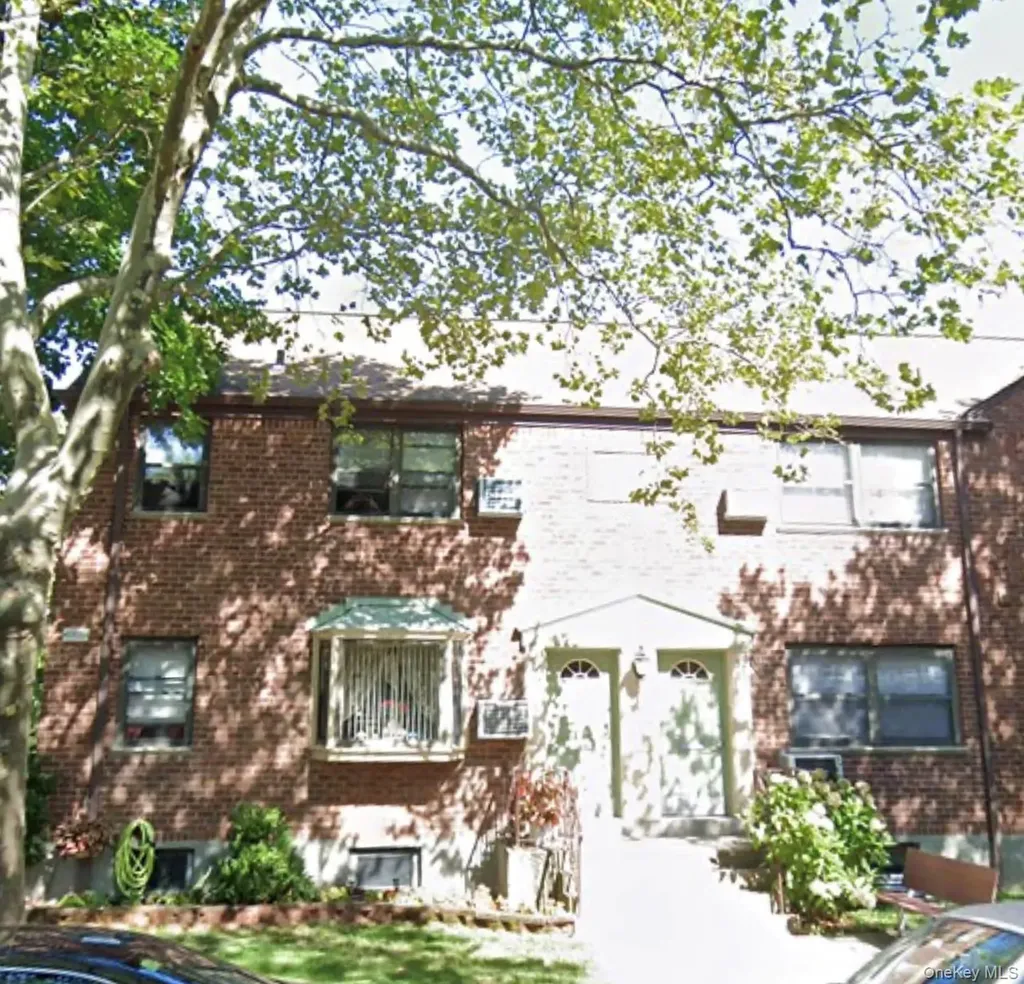57-65 246 Crescent Douglaston NY 11362
