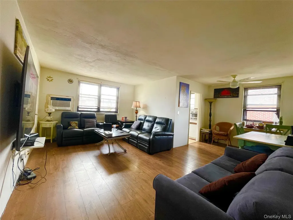 57-65 246 Crescent Douglaston NY 11362