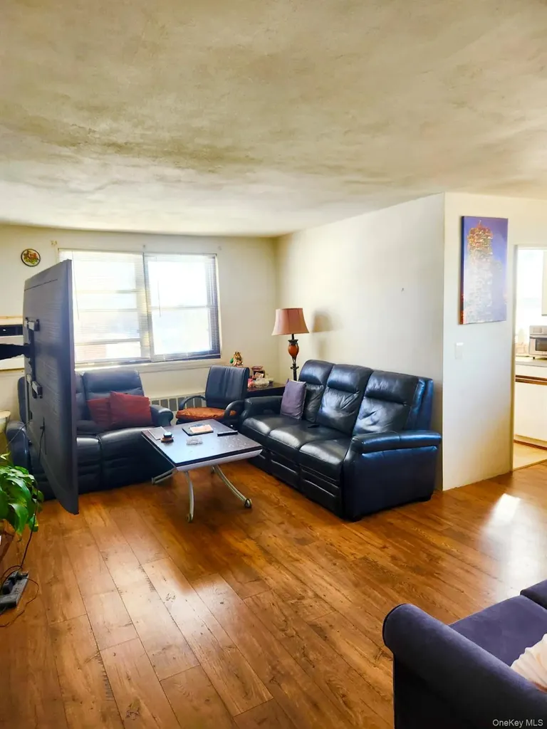 57-65 246 Crescent Douglaston NY 11362