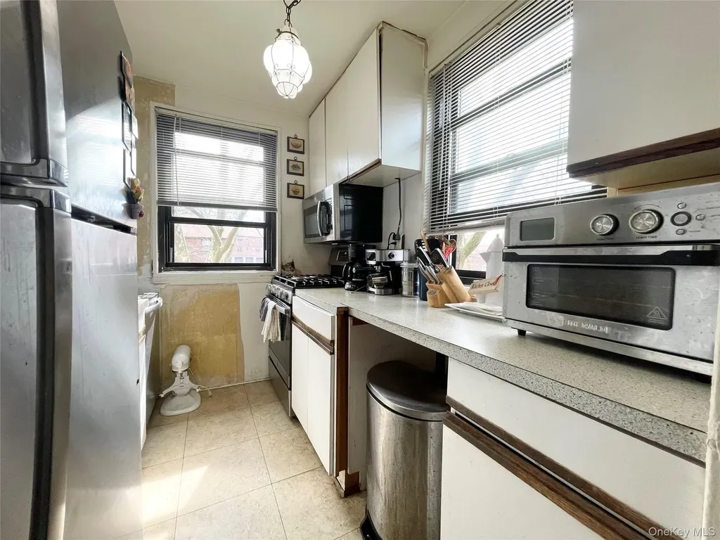 57-65 246 Crescent Douglaston NY 11362