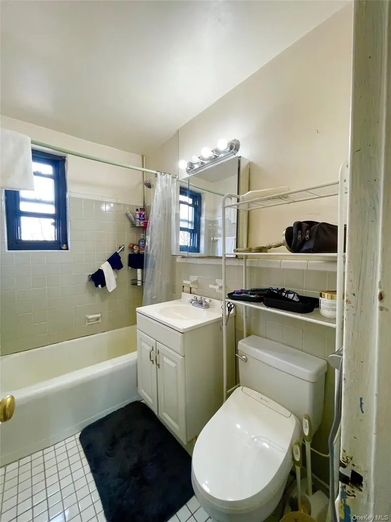 57-65 246 Crescent Douglaston NY 11362