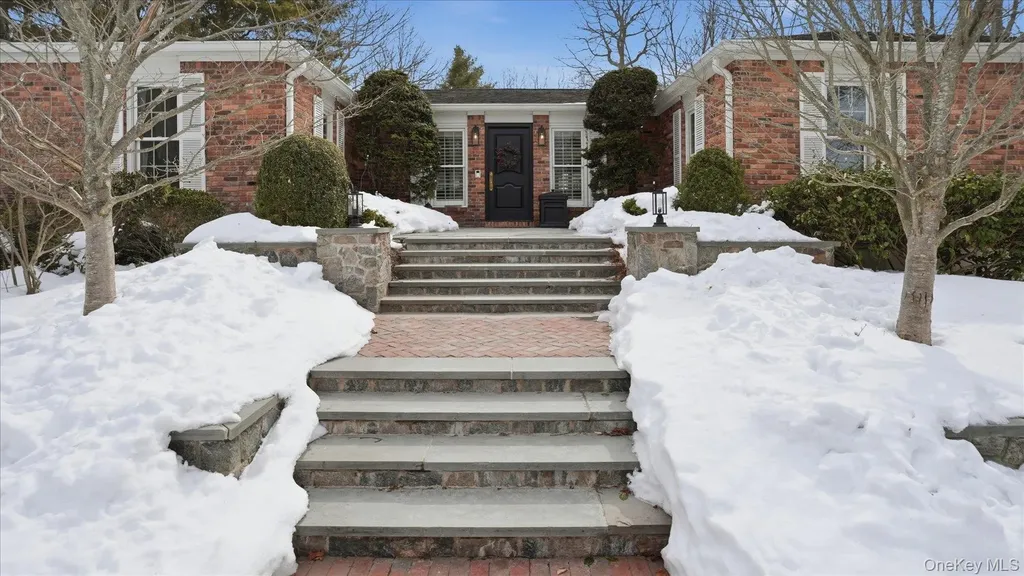 16 Daniel Lane Dix Hills NY 11746