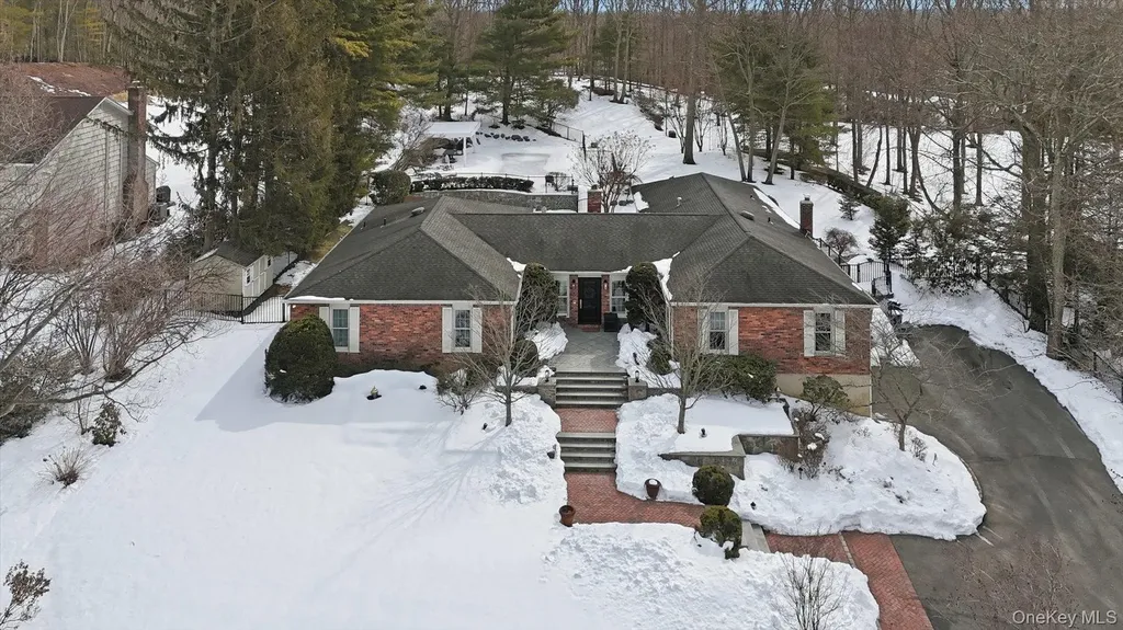 16 Daniel Lane Dix Hills NY 11746