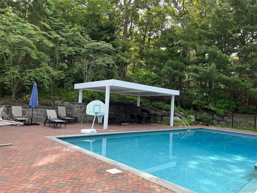 16 Daniel Lane Dix Hills NY 11746