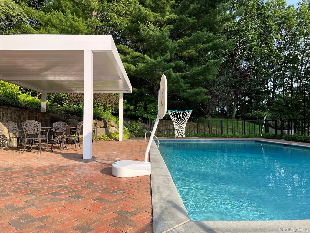 16 Daniel Lane Dix Hills NY 11746