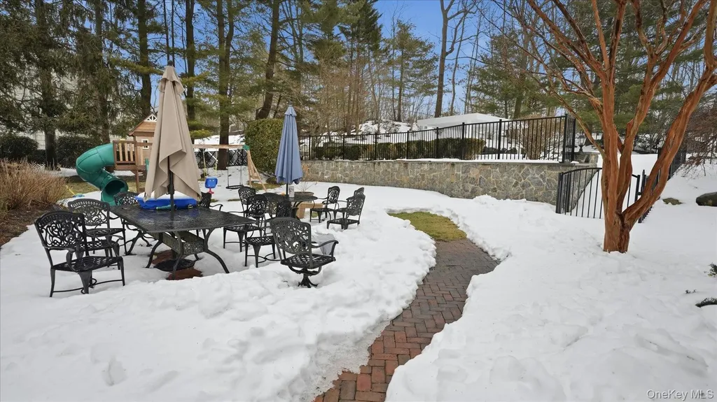 16 Daniel Lane Dix Hills NY 11746