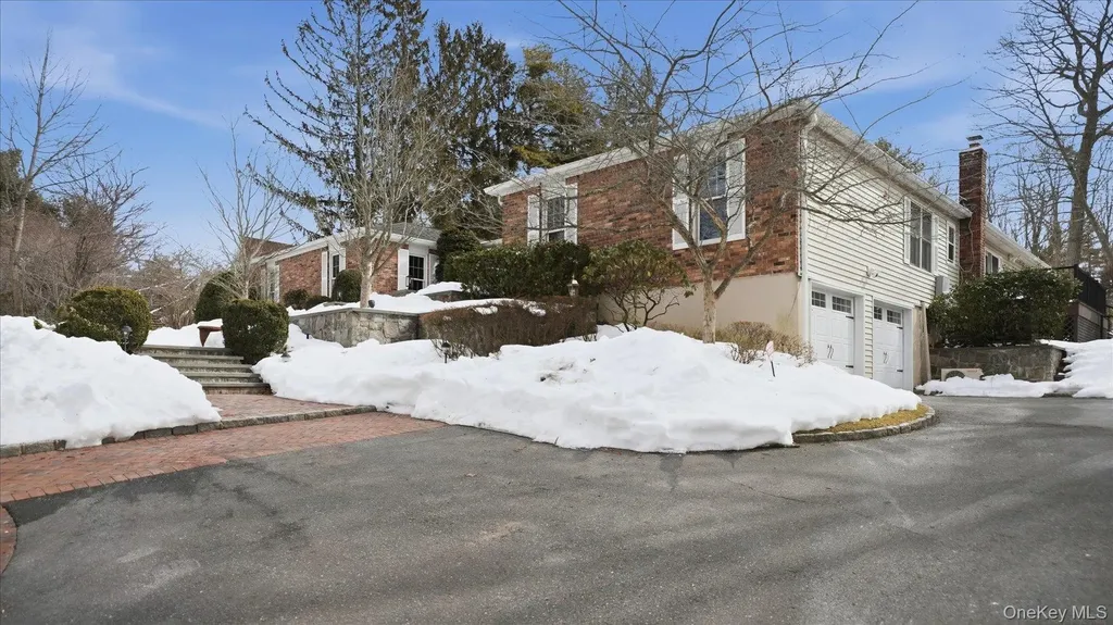 16 Daniel Lane Dix Hills NY 11746