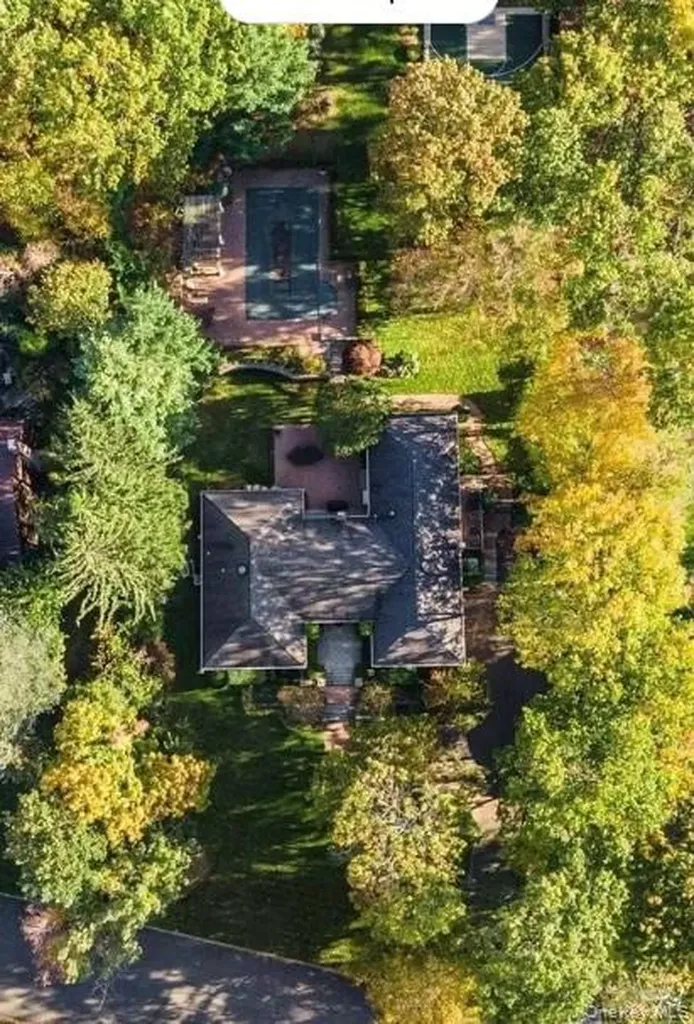 16 Daniel Lane Dix Hills NY 11746