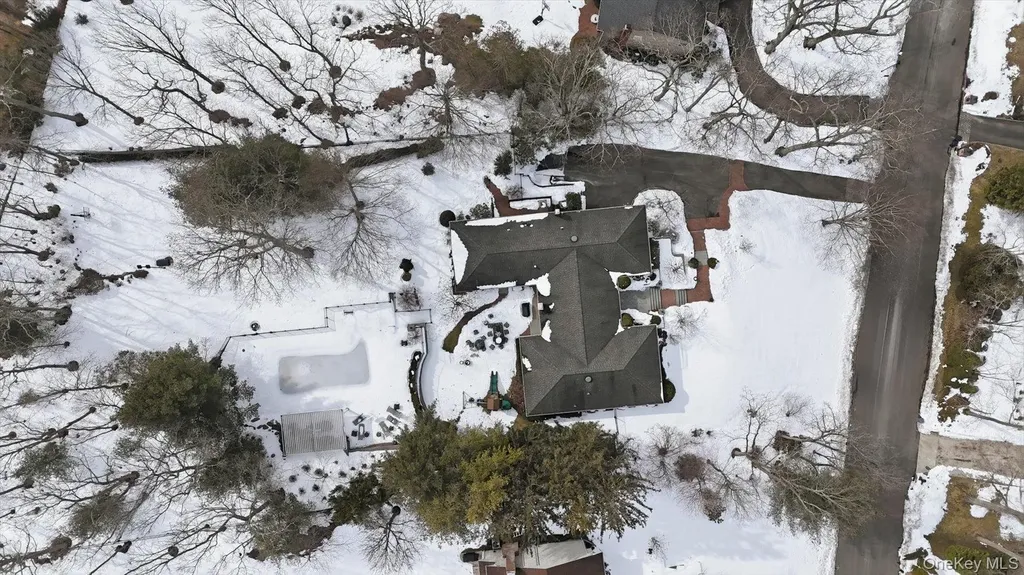 16 Daniel Lane Dix Hills NY 11746