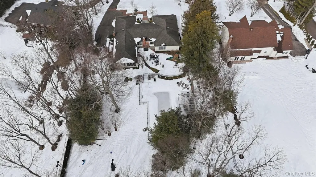 16 Daniel Lane Dix Hills NY 11746
