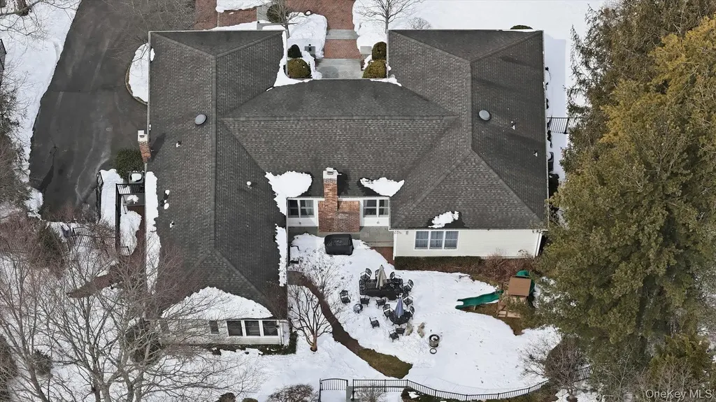 16 Daniel Lane Dix Hills NY 11746