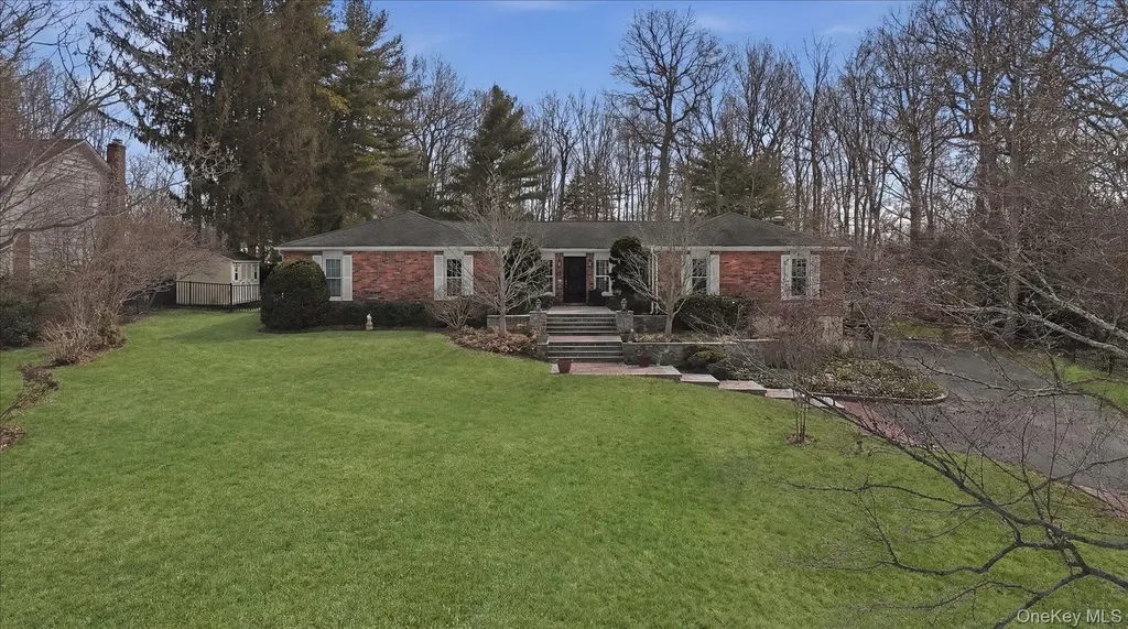 16 Daniel Lane Dix Hills NY 11746