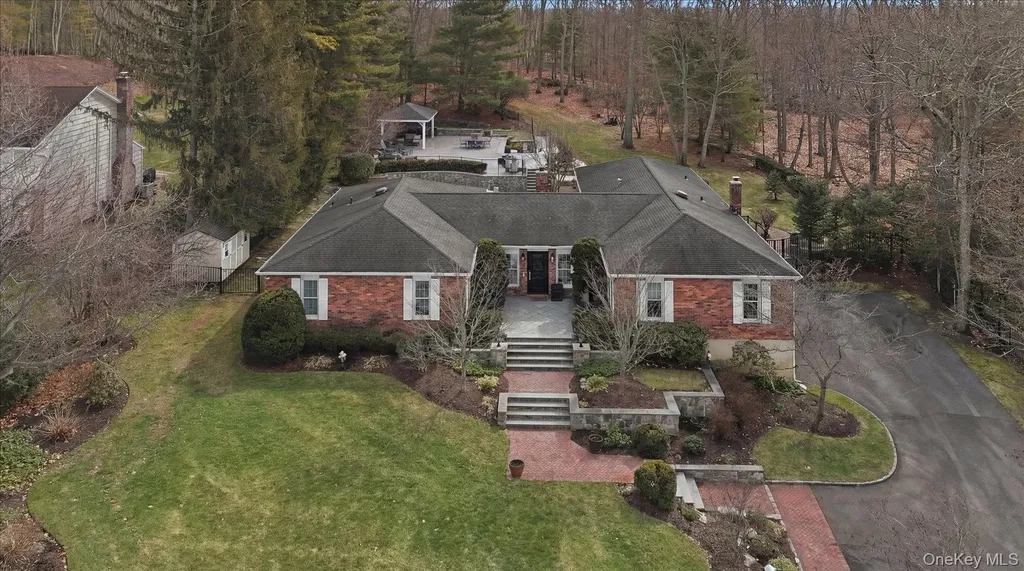 16 Daniel Lane Dix Hills NY 11746