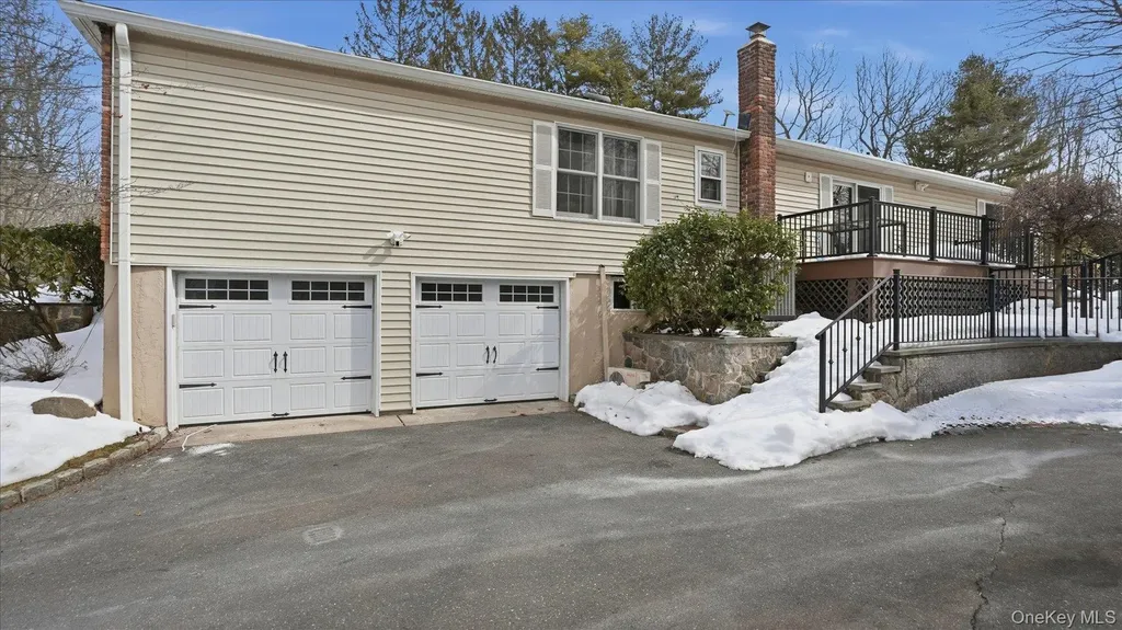 16 Daniel Lane Dix Hills NY 11746