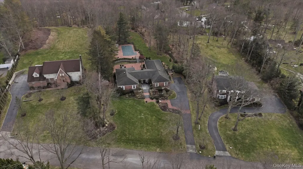16 Daniel Lane Dix Hills NY 11746