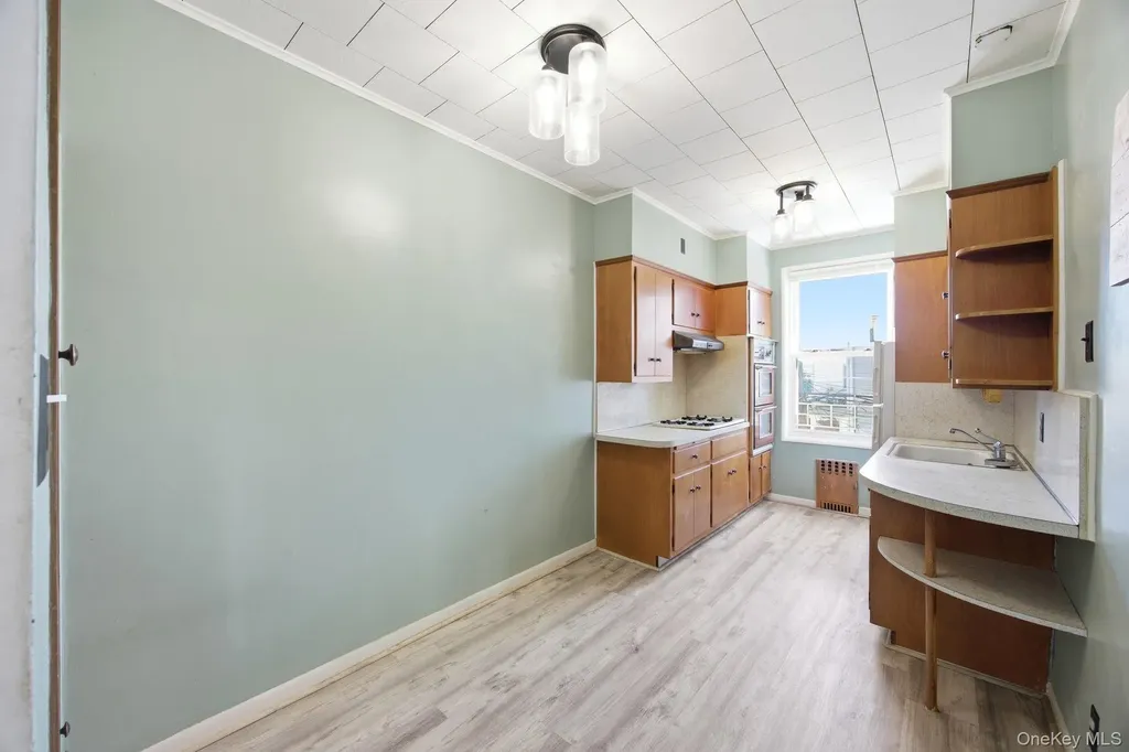 7861 75th Street Glendale NY 11385