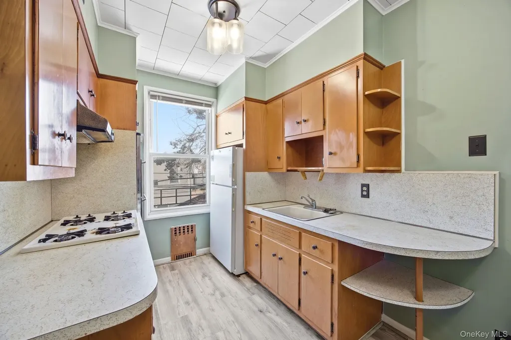 7861 75th Street Glendale NY 11385