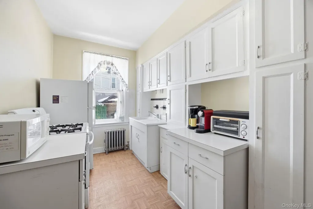 7861 75th Street Glendale NY 11385