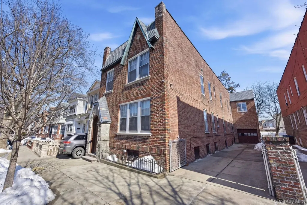 7861 75th Street Glendale NY 11385