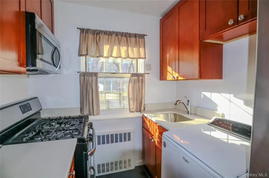 211-07 73 Avenue Bayside NY 11364
