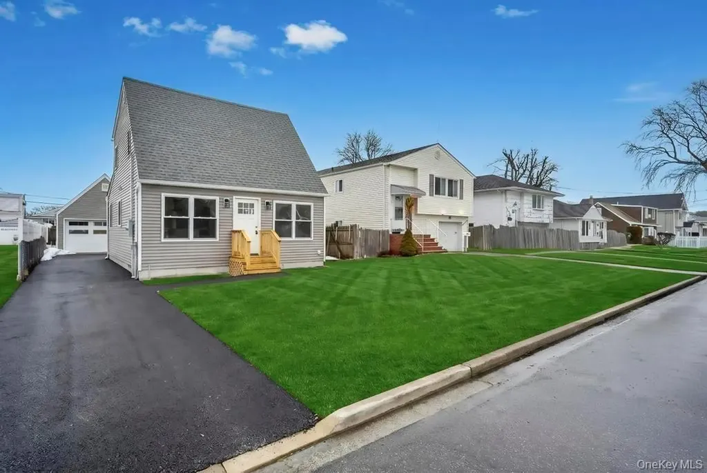 52 Halycon Road Lindenhurst NY 11757